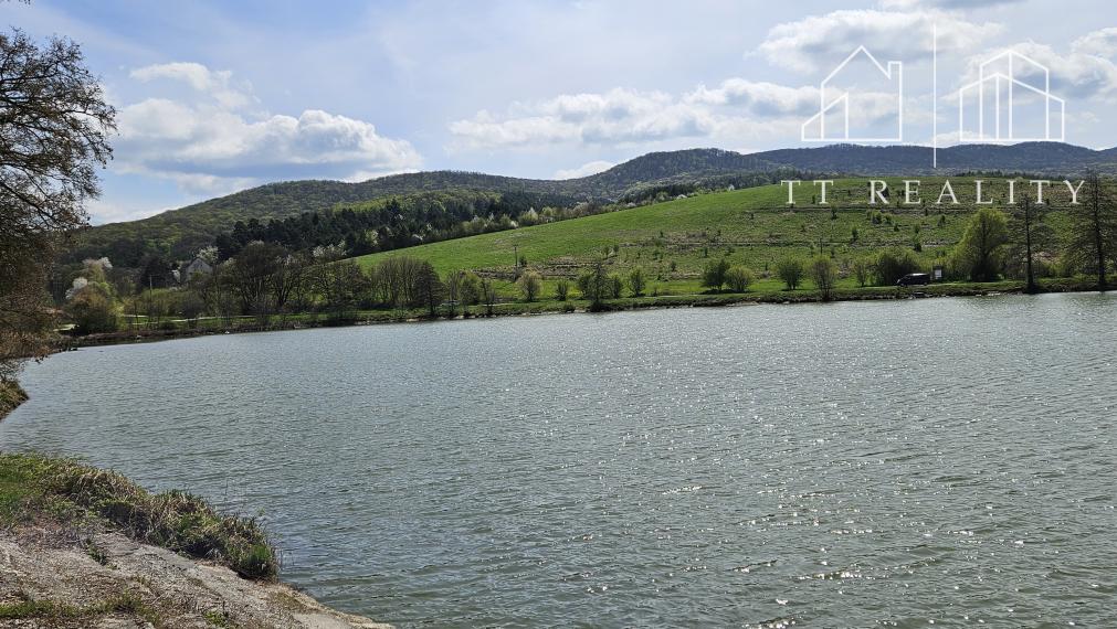 TT Reality - pozemok s chatkou v blízkosti vodnej nádrže a v obklopení prírody