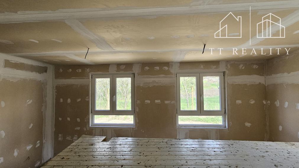 TT Reality - pozemok s chatkou v blízkosti vodnej nádrže a v obklopení prírody