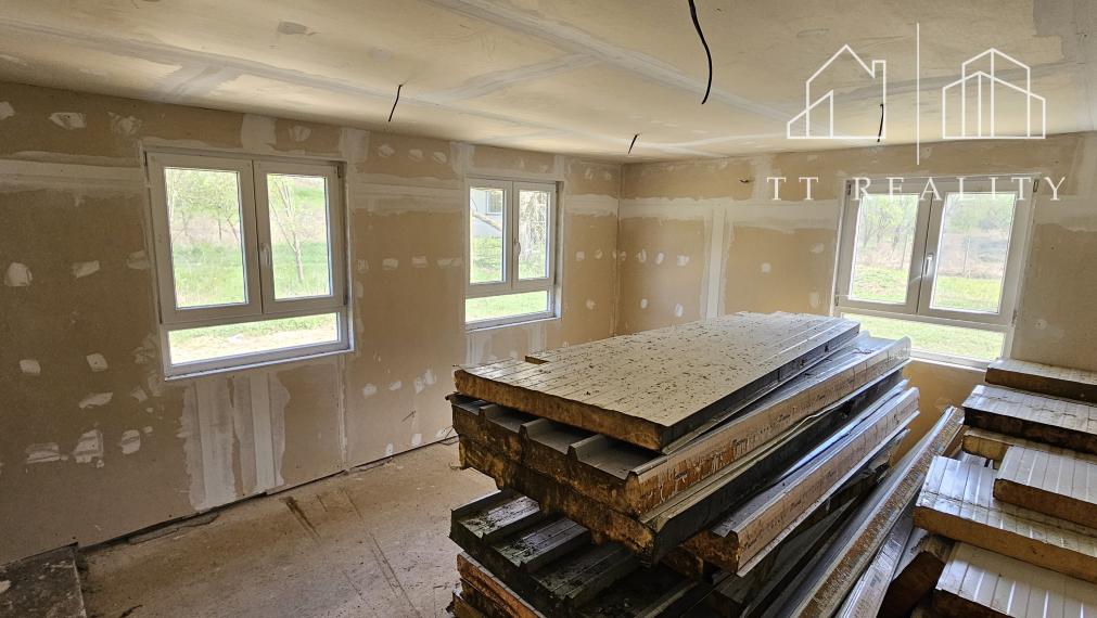 TT Reality - pozemok s chatkou v blízkosti vodnej nádrže a v obklopení prírody