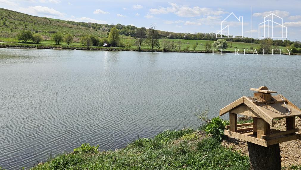 TT Reality - pozemok s chatkou v blízkosti vodnej nádrže a v obklopení prírody