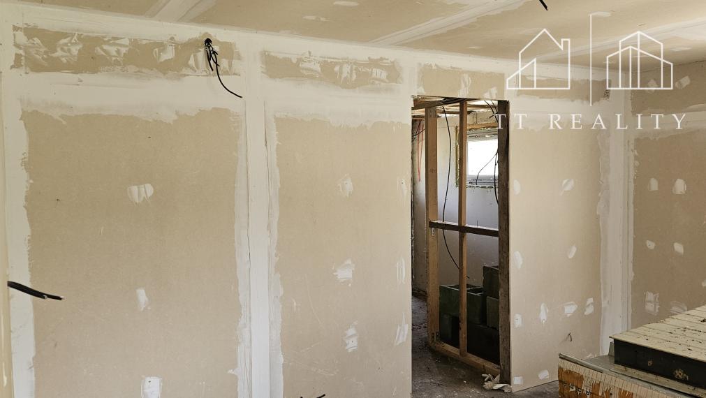 TT Reality - pozemok s chatkou v blízkosti vodnej nádrže a v obklopení prírody