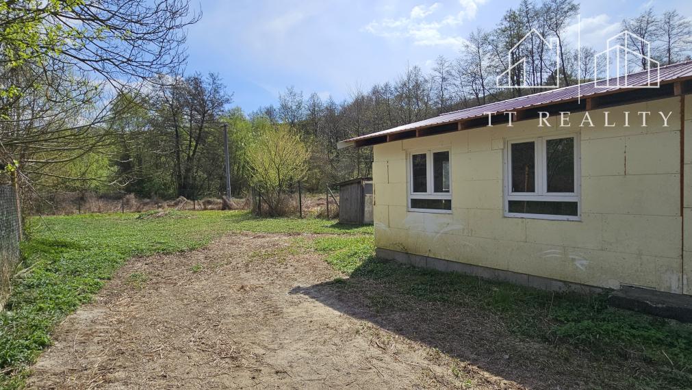 TT Reality - pozemok s chatkou v blízkosti vodnej nádrže a v obklopení prírody