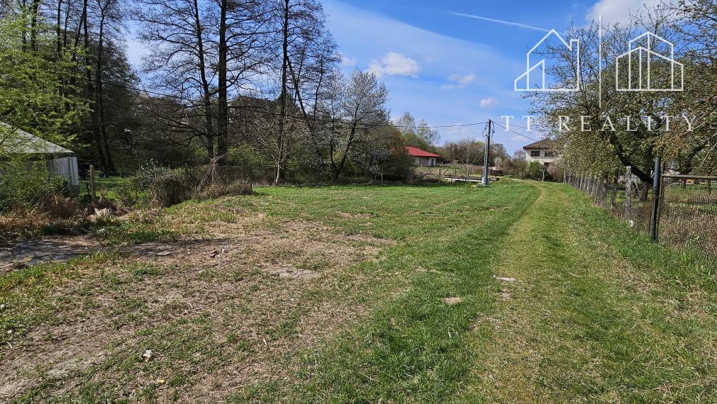 TT Reality - pozemok s chatkou v blízkosti vodnej nádrže a v obklopení prírody