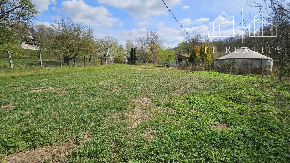 TT Reality - pozemok s chatkou v blízkosti vodnej nádrže a v obklopení prírody