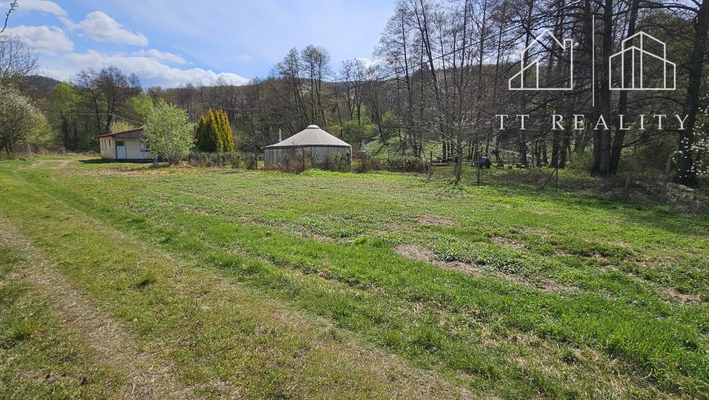 TT Reality - pozemok s chatkou v blízkosti vodnej nádrže a v obklopení prírody