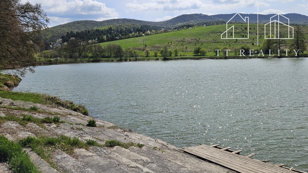 TT Reality - pozemok s chatkou v blízkosti vodnej nádrže a v obklopení prírody