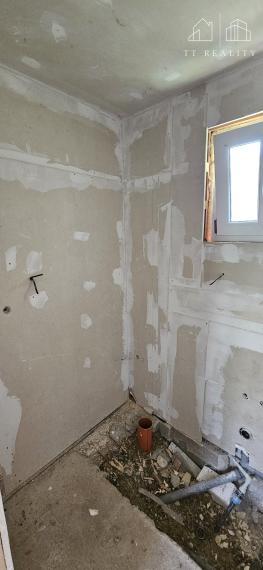 TT Reality - pozemok s chatkou v blízkosti vodnej nádrže a v obklopení prírody