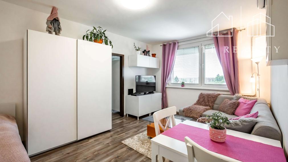 TT Reality - REZERVOVANÉ - priestranný, útulný 2-izbový byt v pokojnom prostredí neďaleko Bratislavy