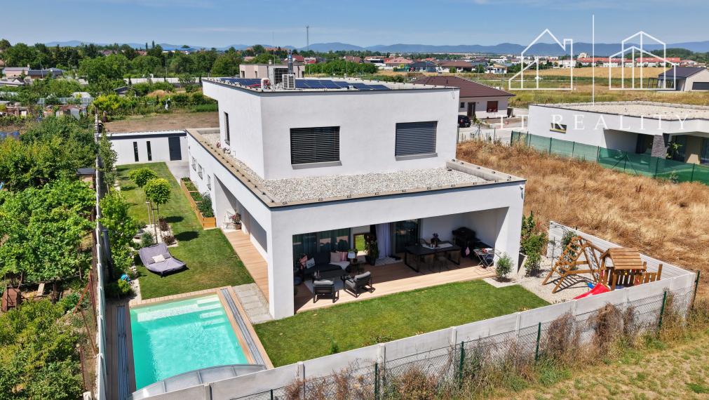 TT Reality - moderný rodinný dom plný technológií a pohodlia - Biely Kostol