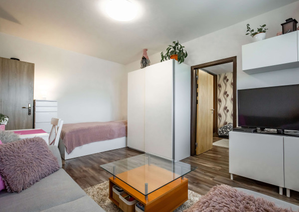 TT Reality - REZERVOVANÉ - priestranný, útulný 2-izbový byt v pokojnom prostredí neďaleko Bratislavy