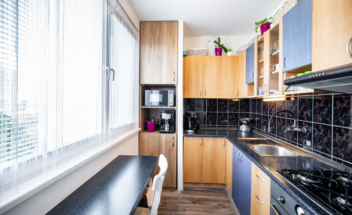 TT Reality - PREDANÉ - priestranný, útulný 2-izbový byt v pokojnom prostredí neďaleko Bratislavy - fotografia 11